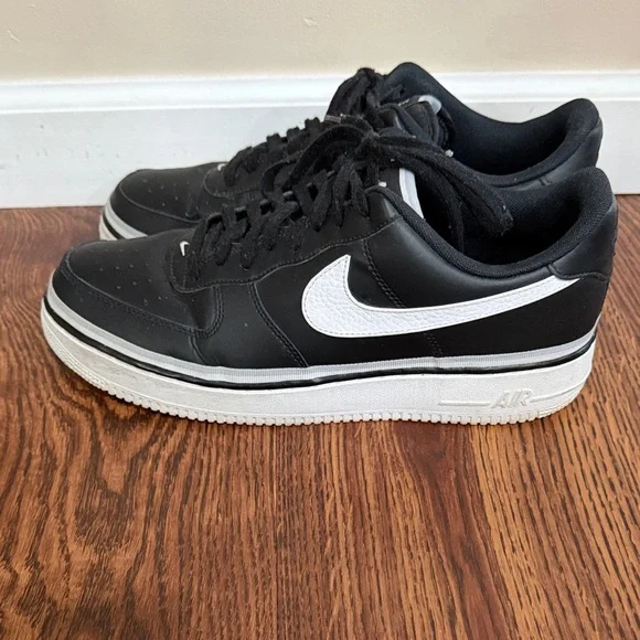 Nike Black and White Low-Top Sneakers - Picture 3 of 4